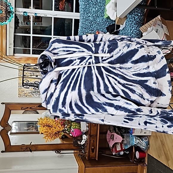 LUCKY BRAND TIE-DYED SWEAT SHIRT RELAXED FIT SIZE XS FITS LIKE SM TO MED - Picture 4 of 6
